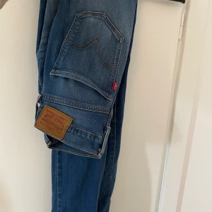 Levis jeans  - Jätte fina! Modellen är Mike High och storlek 28. Köparen står för frakten! 