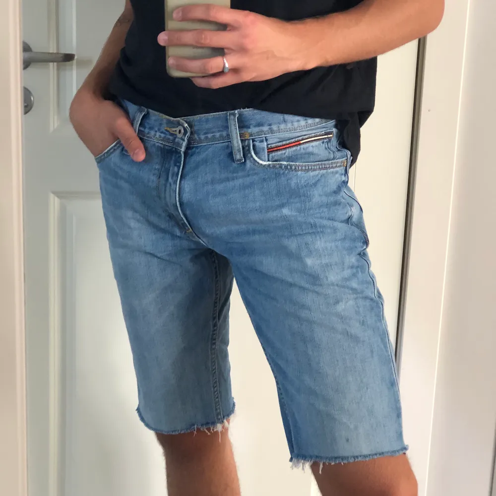 Superfina jeans shorts från Tommy Hilfiger! Superfint plagg i toppen skick. Ett kap!! Köpare står för frakt 💓. Shorts.