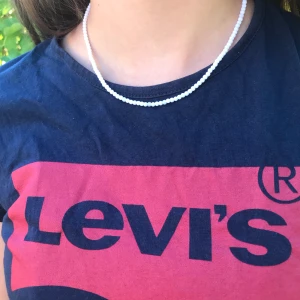 Levis t-shirt - T-shirt från Levis barn. Inte mycket använd så i fint skick. Längst ner på bild 3 syns en liten målarfärgs fläck men tröjan är enkel att vika upp/stoppa in så det märks knappast! Ansvarar ej för postens slarv och kan skicka postbevis☺️ 100kr+frakt 