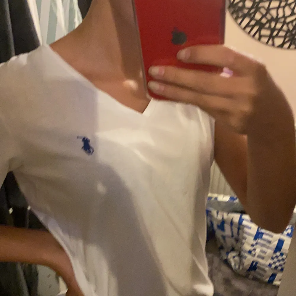 Säljer min fina vita Ralph Lauren t-shirt med ett mörkblått märke. Det står M men skulle säga att den är mer som S. Köparen står för frakt eller så kan vi mötas upp. 💕💕. T-shirts.