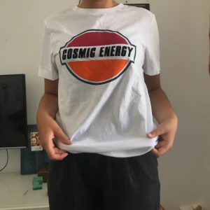 Najs tisha från weekday - Snygg t-shirt från Weekday! Knappt använd så i fint skick! Köparen står för frakten (ca 50kr) eller möts upp i Stockholmsområdet❤️