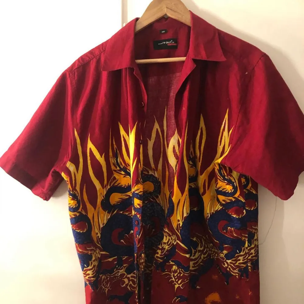 Vintage Hawaii skjorta. Jättesnygg men inte min stil. Köpt för ca ett år sen men aldrig använd. . Skjortor.