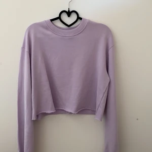 Tröja Na-Kd - Lila tröja från Na-Kd som är croppad, nästan aldrig använd