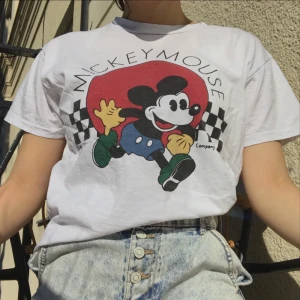 Mycket Mouse T-Shirt - 🌍Frakt ingår i priset!🌍 Mickey Mouse tröja med retro feel. Super snygg och styla till jeans. Modell är en XS, men skulle säga att tröja är en större S/M