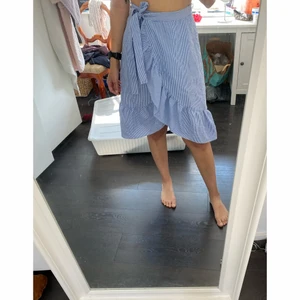 Somrig kjol i nyskick! - Jättefin kjol i storlek 38. Använd 1 gång. Kan mötas upp i Uppsala eller posta mot frakt :)