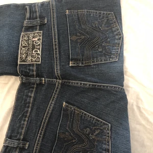 Dolce and gabbana jeans! - Vet inte om dom är äkta och har använt dom väldigt mycket! Köpte dom second hand och de är i ganska ok skick! Dom är flare midwaisted jeans! Pris kan diskuteras!