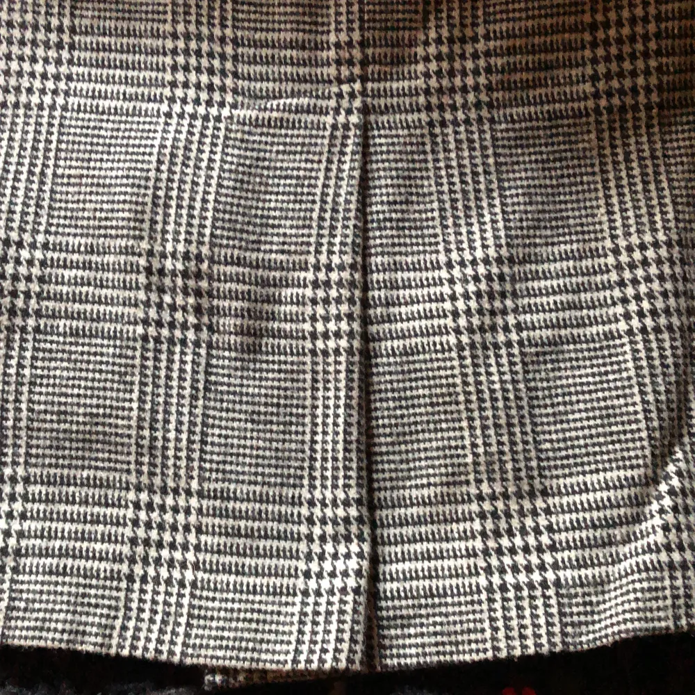 Hundtandsmönstrad kjol. Från slutet av 70 talet. Den är använd men i gott skick. Har hängt i garderoben de sista 30 åren. Material är blandning ull, polyester samt akryl   Köpare betalar frakt . Kjolar.
