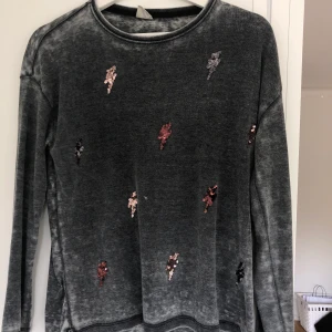 Tröja med blixtar - As cool tröja ifrån zara kids⚡️⚡️ använd ett fåtal gånger. Storlek 164 men passar mig som vanligtvis har S 