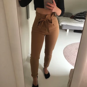 Paper bag byxor - Säljer mina superfina byxor! De är beige och i nyskick. Man kan justera själv hur tajt man vill ha i midjan och de är väldigt bekväma. 