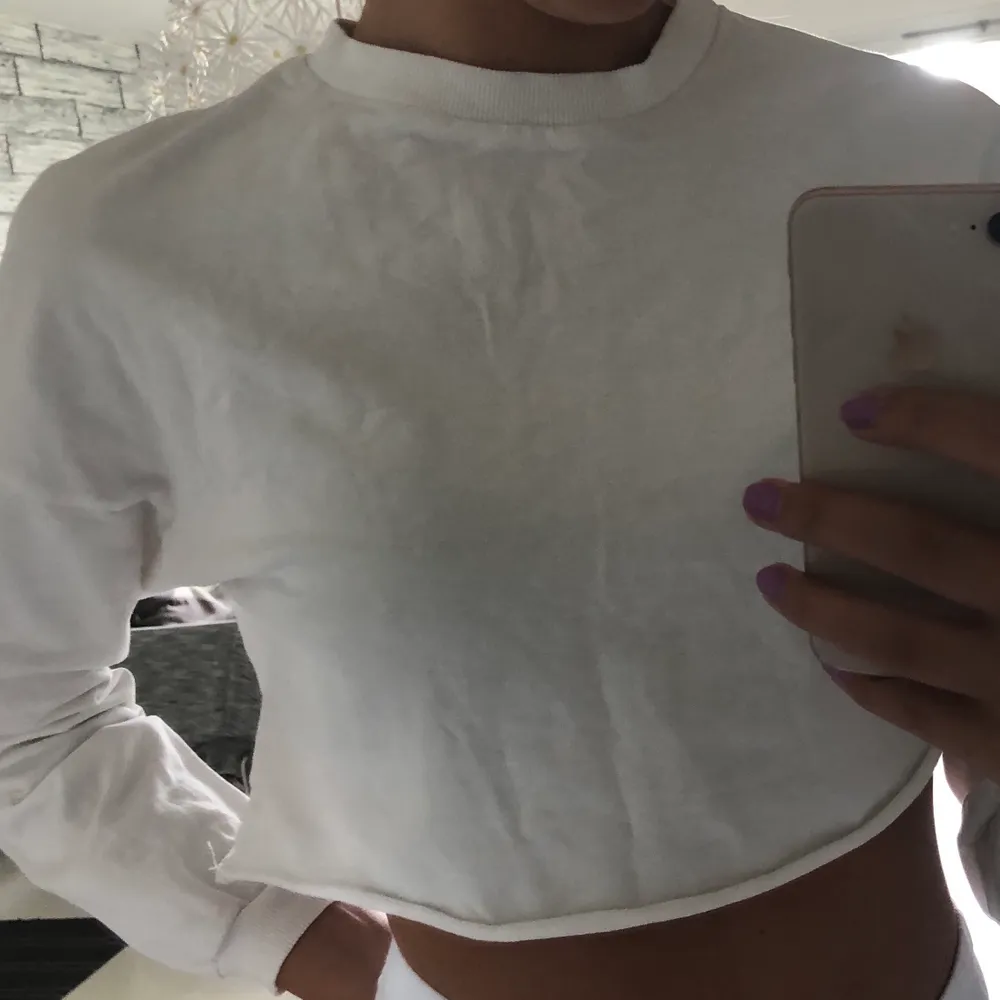 Tänkte kolla om det finns någon som är intreserad av att köpa denna fina crop top från nelly. Jag är forfrande lite kluven om jag vill sälja den men då jag inte använder den så mycket så tänkte jag kolla om någon är intreserad. Skriv privat till mig isf:). Toppar.