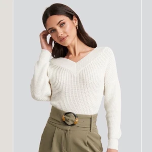 Stickad tröja Na-kd - Jättefin tröja från na-kd med v-ringad fram och baksida. Storlek XS. Frakt på 44kr tillkommer 📦