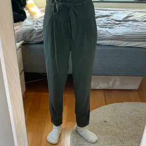 Gröna/gråa byxor strl strl 36 - Säljer dessa gröna/gråa byxor pga att de inte används. Använda några gånger. Bra passform och bra skick. Köpare står för frakt