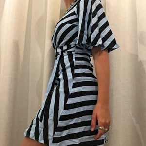 Topshop Klänning - Säljer denna snygga blåa och svarta klänning från Topshop då den tyvärr inte kommit till användning, lappen finns kvar💗 Högsta bud om fler är intresserade💖 Frakt tillkommer eller så kan jag mötas upp i Stockholm💘