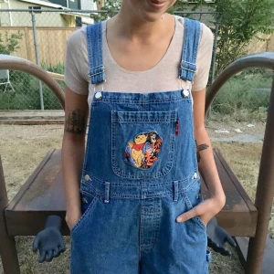 Winnie the Pooh overalls  - Hej! Säljer mina likadana winnie the pooh overalls. Inte min bild men mina overalls är likadana. Köpt på asos marketplace för kanske 2 år sedan? Inte använda så mycket. Kondition 10/10. Stiligt med en hoodie. Köpte dom för kanske 1000kr eller så. Vintage!