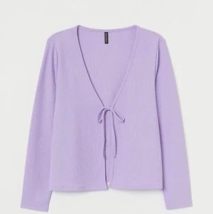 Ribbad kofta/tröja med snörning - Säljer denna eftersom att den inte riktigt kommer till användning. Endast använd en gång.