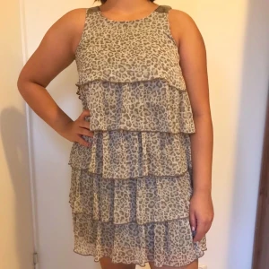 Leopardmönstrad klänning - Leopardmönstrad klämmen som endast använts ett fåtal ggr.