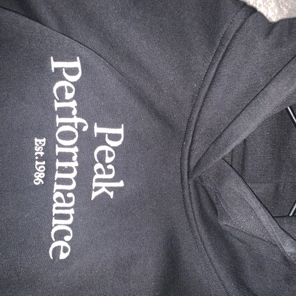 Superskön Peak Performance hoodie, är storlek 150 men skulle säga att den sitter som en xs. Knappt använd då det inte riktigt är min stil, så har inge defekter eller så🌸frakt ingår inte 💗. Hoodies.