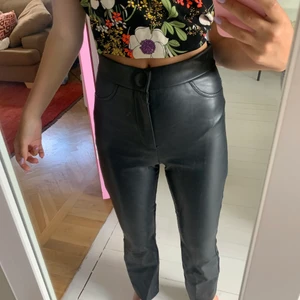 Skinbyxor från Zara - Nästan helt nya skinbyxor från Zara super skick och as snygga