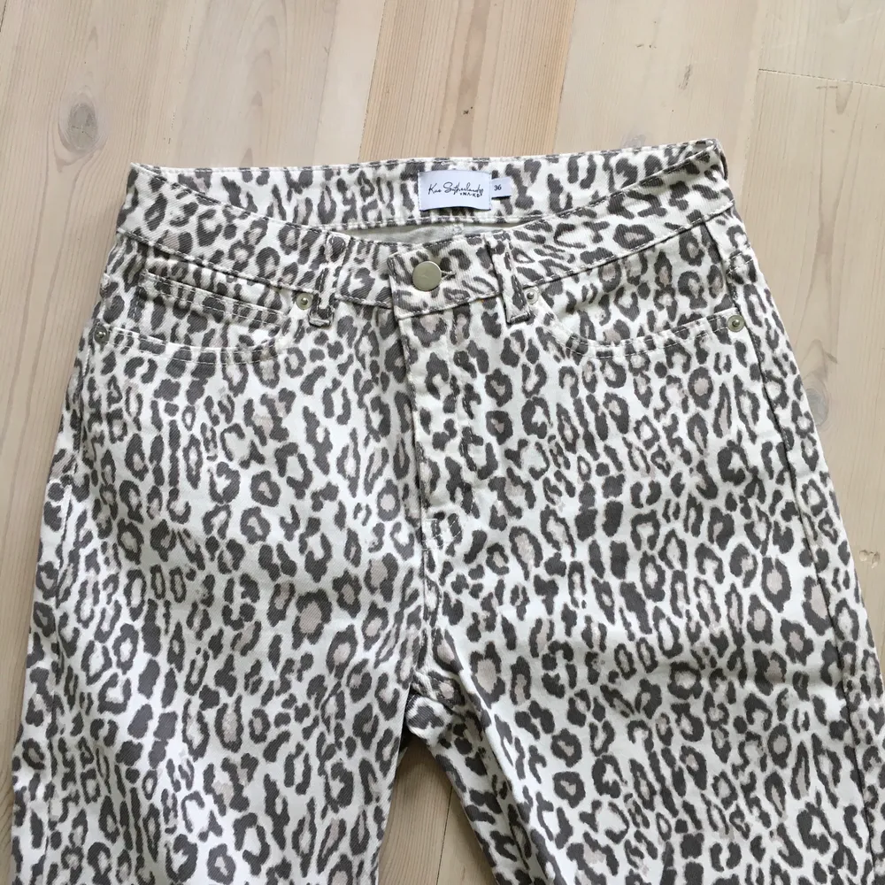 Leopard bootcut jeans ifrån NaKd i storlek 36. Jeans & Byxor.