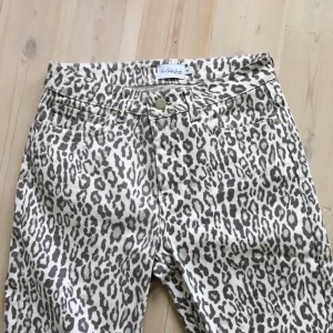 Bootcut jeans - Leopard bootcut jeans ifrån NaKd i storlek 36
