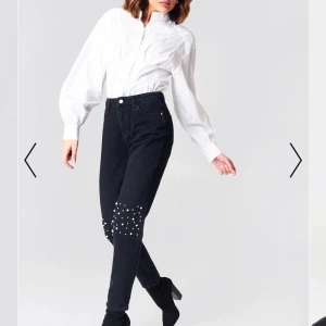 Pearl knee Denim jeans  - Pearl Knee Denim jeans från na-kd. Skit snygga med pärlor på knäna, byxorna är höga i midjan. Aldrig använda, prislappar och allt sitter kvar! (Köparen står för frakten) Buda!  
