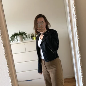 Svart skinnjacka  - Säljer denna jackan för att den inte kommer till användning. Den är i st 42 men skulle säga att den passar runt st S, kanske en M. Frakt ingår i priset. 