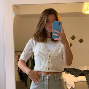 Kort ärmar stickad kofta från lindex - Stickad kortärmad kofta/ T-shirt med knappar. Helt oanvänd, lapp sitter kvar. Säljer för jag ej hittar kvittot. Storlek xs men passar även s. Jag brukar ha xs/s i tröjor. Från Lindex  42kr frakt