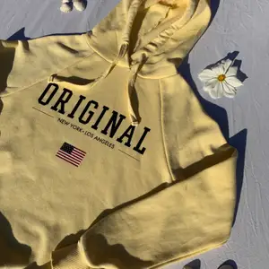 Säljer denna hoodie som är perfekt nu på sommaren. Säljer på grund av att den har blivit för liten men den har inga skråmor och är i perfekt skick. Den är i storleken xxs