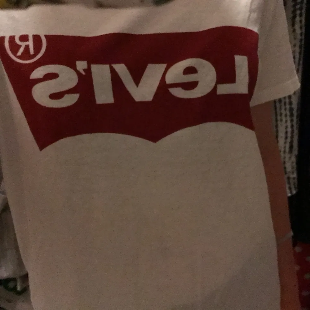 Denna tröja är från Levis och köptes 2019! Svin skön och härlig att ha på sig!. T-shirts.