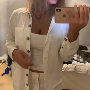 Skjorta i bomull - Väldigt skön och fräsch skjorta från hm. Använd fåtal gånger. 