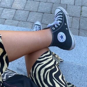 Svarta converse storlek 39 - Säljer mina svarta converse på grund av fel storlek. Dem är därför inte använda mer än 3 gånger. Skorna är i bra skick, tvättar dem självklart innan. Nypris 749 Köparen står för frakt 📦 