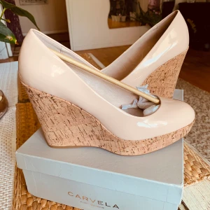 Carvela by Kurt Geiger, Kilklackar,40 - Carvela by Kurt Geiger, Kilklackar, Strl: 40, färg Nude Nya oanvända, Passar bra till mig som har strl 39-40 