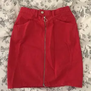 Jättefin röd kjol från NAKD, använd en gång. Stl 36