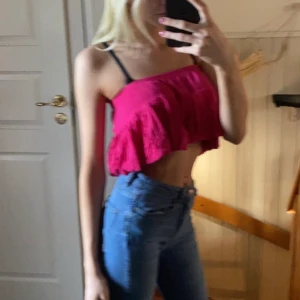Croptop - En croptop i storlek 164 men som sitter som en S. Är mycket stretchiga så kan passa en M också.