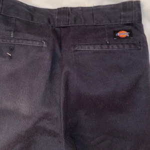Dickies - Säljer ett par skor snygga vintage dickies! Jag har användt som 1 gång! Svarta och dom är raka i benen och högmidjade! 