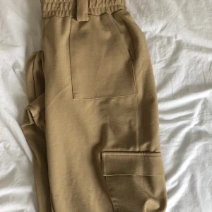 Väldigt sköna cargo byxor - Jättesköna cargobyxor från Gina använda ett fåtal gånger men inte riktigt min stil så säljer dem nu.