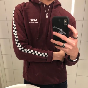 Vin röd Vans hoodie - Vin Röd oanvänd vans hoodie. Skitsnygg färg och dessutom häftig rutig mönster på ärmarna🥺. Härlig plagg i toppen skick💥 Frakt behandlas av köparen :)