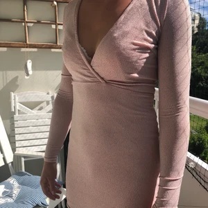 Nelly glittrig klänning XS - Helt oanvänd, prislapp sitter kvar, ljusrosa glittrig klänning