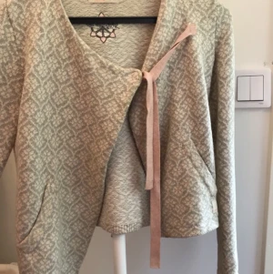 Odd Molly kofta  - Säljer nästan ny kofta från odd Molly, Grå/vit med rosa knytning. Köptes för ca 1800kr säljer för 1000kr eller bud!💕💕 