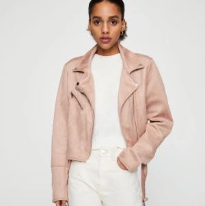 Biker jacka  - Hej säljer en likandan bikerjacket/mockajacka som på bilden. Egena bilder kan skickas vid förfrågan. Den är i strl L men skulle säga att den passar mindre då dom är små i strl. Den är i fint begagnat skick. Kan mötas upp i sthlm alt köparen betalar frakt.