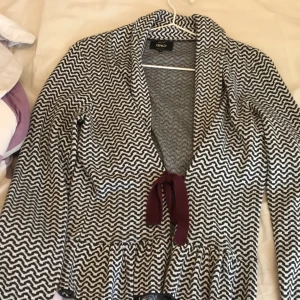 Only kofta - Only kofta använd en gång svart/ vit med vinröd snörekommer inte ihåg vad den kostade men säljer för 150kr