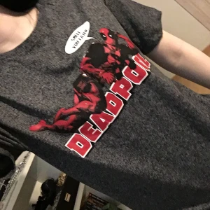 Deadpool t-shirt - Snygg deadpool tshirt helt oanvänd i storlek xs! Frakt tillkommer ❣️