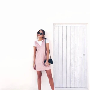 Rosa mockaklänning (faux) - Säljer denna snygga rosa klänning i mockaimitation från Zara! Använd endast ett fåtal gånger och är därför i fint skick. 1:a och 3:e bilden är ej mina, men den ser ut precis så på. Väldigt fin med en vit t-shirt under. Köparen står för frakten!