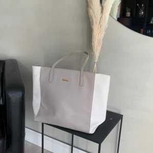 Väska! - En handväska som inte kommer till användning längre!❣️ Finns även ett band till som man kan ha och vila runt axeln/ över bröstet!❣️          