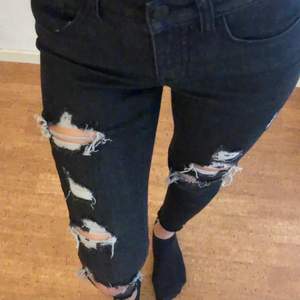 Ett par svarta jeans med slitningar ifrån Pieces. Dessa har endast används ett fåtal gångar.