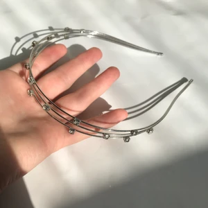 Diadem  - Ett jättefint diadem med små diamanter på. 20kr + frakt 11kr (tar bara swish)