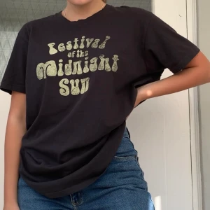 T-shirt - Skitsnygg t-shirt köpt på second hand! På mig sitter den oversized o jag har vanligtvis S💖 Köparen står för frakt. 🌷