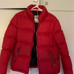 Tommy Hilfiger Jacka - Priset kan diskuteras!! Säljer min TH jacka pga att jag inte använder den längre 😞 Den är i bra skick och har kemtvättats (använd en höst). Passar folk med S eller XS❤️
