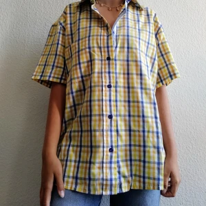 Gul, Rutig Skjorta - Rutig Skjorta i väldigt fint skick. Aldrig använd. Storlek M från Märket Park Lane 