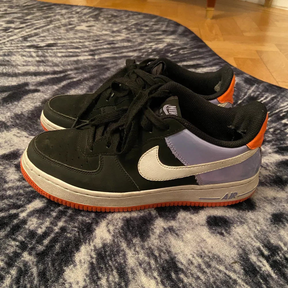 Supercoola och unika air force 1 i storlek 38. De är lite för stora för mig som normalt är 37 i Nike skor. Slitna på insidan av hälen därav lägre pris! Bytes ej! Nypris 1099kr. Skor.